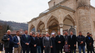Foto: Bećirović klanjao bajram-namaz u Aladža džamiji u Foči