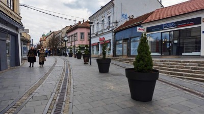 Foto: Služba za komunalne poslove Grada Tuzle i JKP Komunalac obnavljaju gradski mobilijar