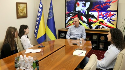 Gradonačelnik Lugavić razgovarao s učenicama Gimnazije ‘Meša Selimović’
