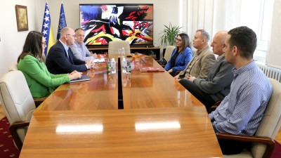 Foto: Gradonačelnik Lugavić primio delegaciju Ekonomskog fakulteta Univerziteta u Tuzli: Naglašena važnost saradnje lokalne i akademske zajednice