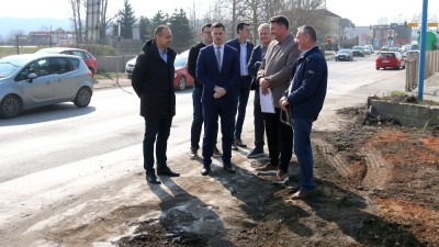 Foto: Počela rekonstrukcija cestovnog ulaza u Lukavac; Vrijednost prve dionice radova iznosi oko 2 miliona KM