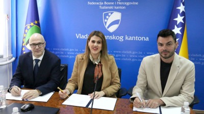 Foto: Nastavak višegodišnjeg projekta i novih 230.000 KM za bolje uslove u školama u TK