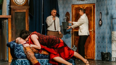 Foto: Premijera komedije koja osvaja svjetske scene: ‘Predstava koja je krenula po zlu’ uskoro na sceni Narodnog pozorišta Tuzla