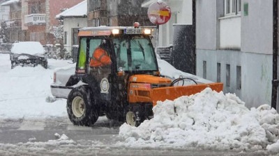 Snijeg i kvarovi paralizirali USK: obustavljena nastava, problemi sa strujom i saobraćajem