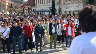 Foto: Drugi dan protesta ljekara u Tuzli, Sindikat upozorava na mogući štrajk