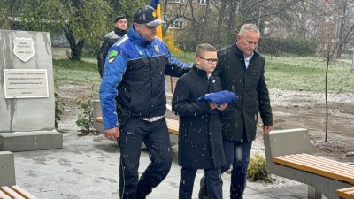 Foto: U Tuzli otkriveno spomen-obilježje Samiru Mustafiću u znak sjećanja na hrabrog policijskog službenika