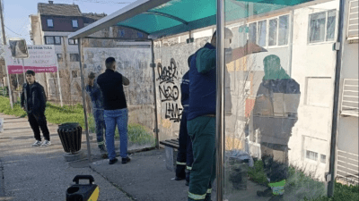 Foto: Započelo čišćenje autobusnih stajališta i nadstrešnica u Tuzli