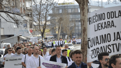 Foto/Protest ljekara u Tuzli: ‘Pandorina kutija je otvorena, ljekari iz Tuzle bježe u druge kantone dok Vlada TK provodi represiju’