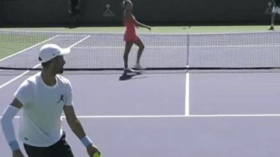 Video: Sabalenka prekinula Đokovićev trening: Šetala se, provocirala i reagovala publika, Novak je gađao lopticom nasred terena