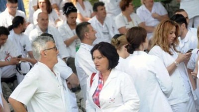 Sindikat doktora medicine i stomatologije TK najavio proteste u Tuzli: ‘Doktori u TK rade 10 sati mjesečno više, dok su koeficijenti za obračun njihovih plata niži nego u drugim kantonima’