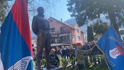 U Šekovićima otkriven spomenik zloglasnom komandantu jedinice koja je učestvovala u genocidu u Srebrenici