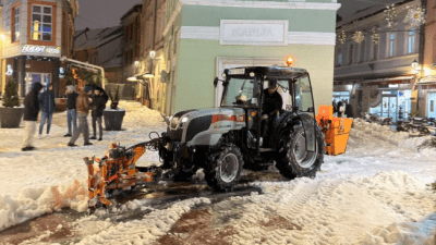Foto: Snježne padavine uzrokovale brojne intervencije, angažovana sva raspoloživa mehanizacija u Tuzli, službe na terenu