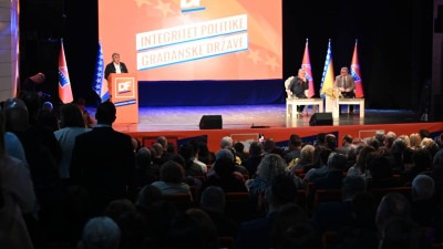 Foto/DF u Tuzli: ‘Imamo petlju da silnicima kažemo Ne’