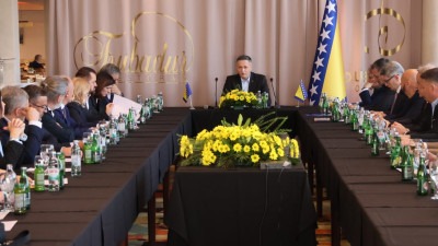 Foto: ‘Ujedinjeni za državu BiH’: 14 političkih stranaka potpisalo podršku kandidaturi Denisa Bećirovića