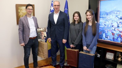 Foto: Gradonačelnik Lugavić čestitao učenicama KŠC „Sveti Franjo“ Tuzla na zapaženom uspjehu na međunarodnom takmičenju
