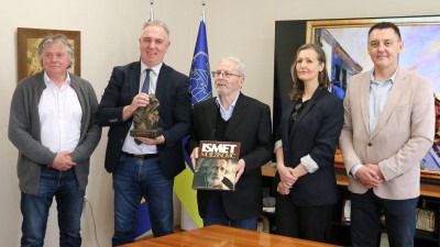 Foto: Akademski kipar Pero Jelisić u posjeti Gradskoj upravi Tuzle