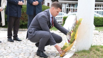 Foto: Povodom Dana ARBiH delegacija TK, predvođena premijerom Halilagićem, položila cvijeće na šehidskom mezarju ‘Kovači’