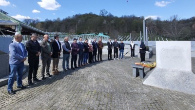 Foto: Položeno cvijeće na mezarjima i spomen obilježjima u okviru obilježavanja Dana ARBiH
