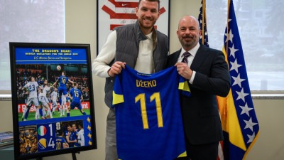 Džeko posjetio Ambasadu SAD-a, Ginkelu uručio potpisan dres reprezentacije BiH