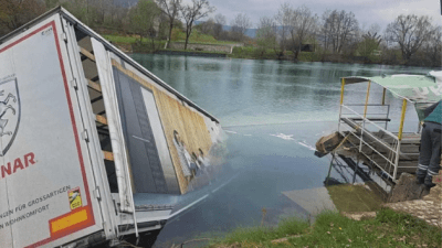 Vozač poginuo nakon što je kamionom sletio u Unu