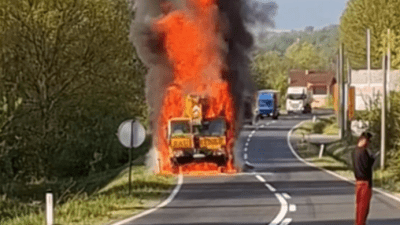 Foto: Magistralni put Tuzla – Srebrenik: Kamion dizalica se zapalio na cesti