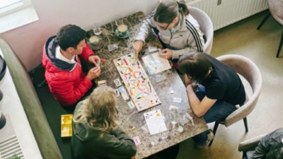 “Offline je novi luksuz”: U Beču otvoren neobični kafić u kojem je zabranjeno koristiti mobitel