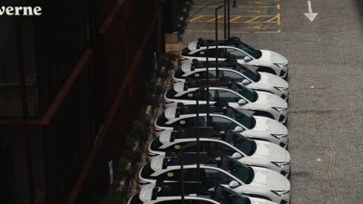 Hrvatska kompanija pokrenula robotaksije u Zagrebu, ali zasad uz operatere u vozilima