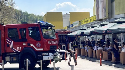 Foto: Evakuirana Robna kuća Tuzlanka, na terenu vatrogasci i policija