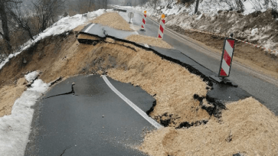 Foto: Obustavljen saobraćaj zbog odrona zemljišta i oštećenja kolovoznih traka na magistralnom putu Tuzla-Bijeljina, na lokalitetu Banj Brdo