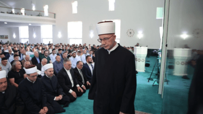 Foto: Bajram-namaz okupio brojne vjernike u Tuzli, muftija pozvao na solidarnost, vjeru i bliskost među ljudima
