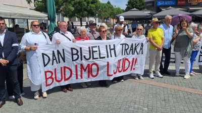 Foto: U Prijedoru obilježen Dan bijelih traka: Sjećanje na žrtve i apel za spomenik djeci