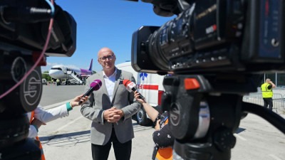 Foto: Međunarodni aerodrom Tuzla dobio sanitetsko vozilo; Ministar Žilić: ‘Ovo je nastavak seta ulaganja’