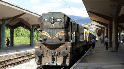 Video/Foto: Turisti iz Švicarske putuju kroz BiH vozom; Pet retro vagona sa 70 putnika u 10-dnevnoj avanturi