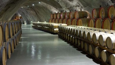 Video: Nekadašnji Titov bunker za avione danas skriva nevjerovarnu tajnu: Najveći vinograd u Evropi u jednom komadu!