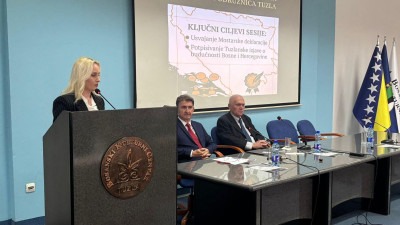 Foto: Održana prva sesija novoformirane tuzlanske podružnice Asocijacije nezavisnih intelektualaca Krug 99; Usvojena Tuzlanska izjava o demokratskoj budućnosti Bosne i Hercegovine