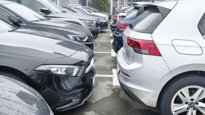 Između skupih novih i potrošenih uvoznih automobila, kupci sve više traže mladi polovnjak