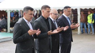 Foto: Vlada TK uz porodice žrtava na kolektivnoj dženazi u Bratuncu