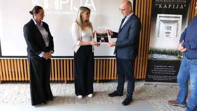 Foto: Film ‘Kapija – Zakletva tuzlanskoj mladosti’ uručen Gradu Tuzli u znak trajnog sjećanja