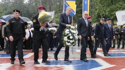 Foto: Gradonačelnici Tuzle i Sarajeva obilježili Dan tuzlanskih jedinica i odali počast herojima odbrane