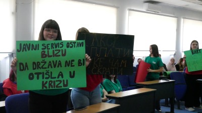 Foto: BHRT između opstanka i tišine: Mladi iz Tuzle poslali snažnu poruku podrške javnom servisu