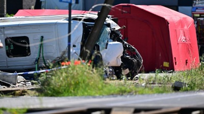 Školski autobus sudario se s vozom u Belgiji, više osoba smrtno stradalo