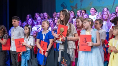 Foto: Tuzlanka Amina Beganović pobjednica festivala “Majski cvijet”, nagrade otišle i u Crnu Goru