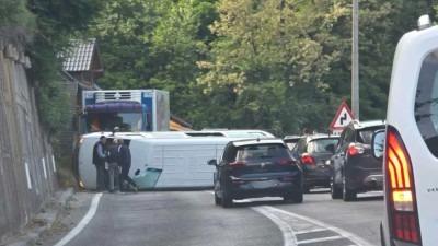 U saobraćajnoj nesreći kod Ostrošca povrijeđeno pet osoba: Sudarila se tri vozila, saobraćaj se odvija naizmjenično