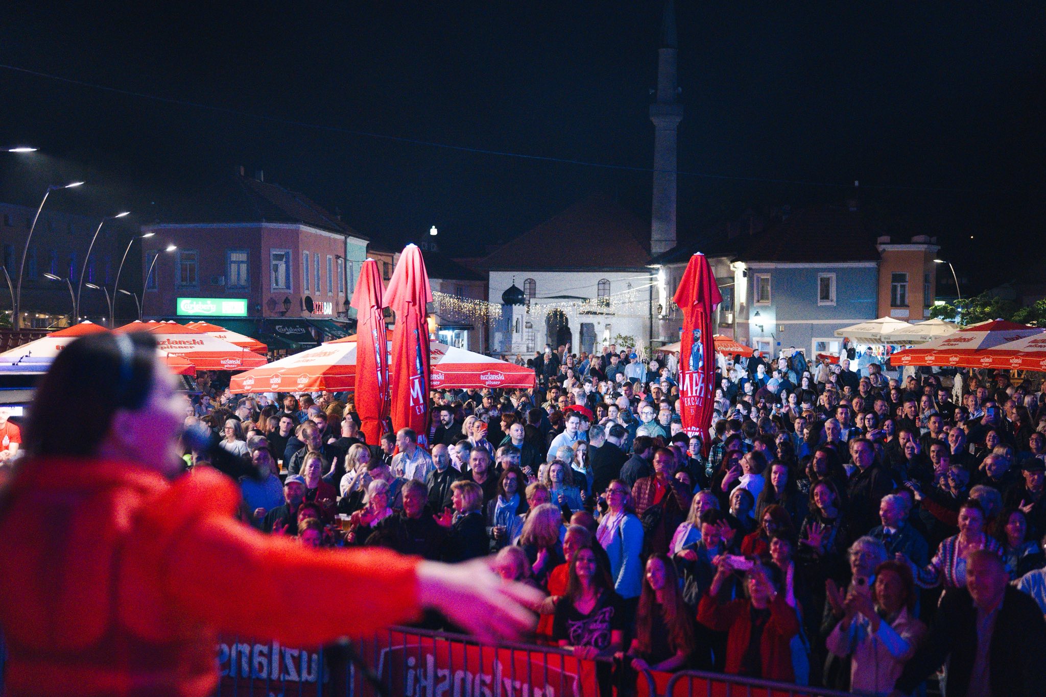 Foto: Treće večeri Tuzlanskih dana piva Trg slobode ispunili su glasovi publike koja je zajedno sa Frajlama pjevala od prve do posljednje pjesme