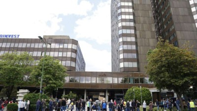 Bivši radnici Krivaje pred zgradom Vlade FBiH, traže rješenja za njihov status