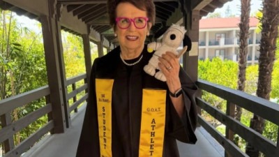 “Da, dušo, trebala je samo 61 godina!”: Billie Jean King diplomirala u 82. godini nakon što je napustila fakultet zbog tenisa