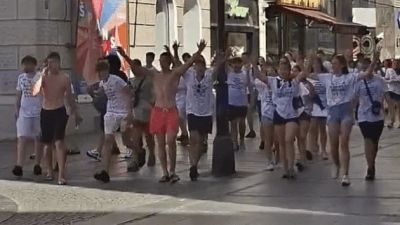 Video: Srednjoškolci u Beogradu kroz Knez Mihailovu ulicu skandirali ratnom zločincu Ratku Mladiću