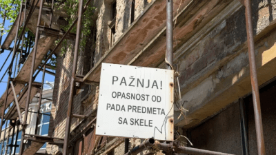 Nacionalni spomenik, ruglo i opasnost za prolaznike: Ima li nade za tuzlansko Kino Centar?