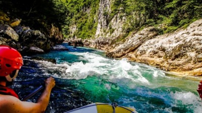 Uhapšeni vlasnik raftinga i skiper nakon što je u Neretvi pronađeno beživotno tijelo muškarca iz Tuzle