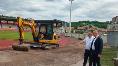 Foto: Gradonačelnik Lugavić u radnoj posjeti JU ‘Gradski stadion Tušanj’; U toku pripreme za početak izvođenja radova na proširenju atletske staze